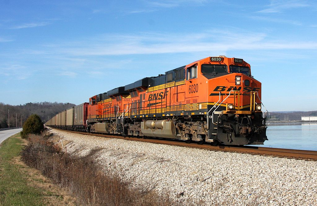 BNSF 6030 crossing lak` Nickajack